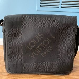 LOUIS VUITTON Messenger Damier Geant Bag Noir